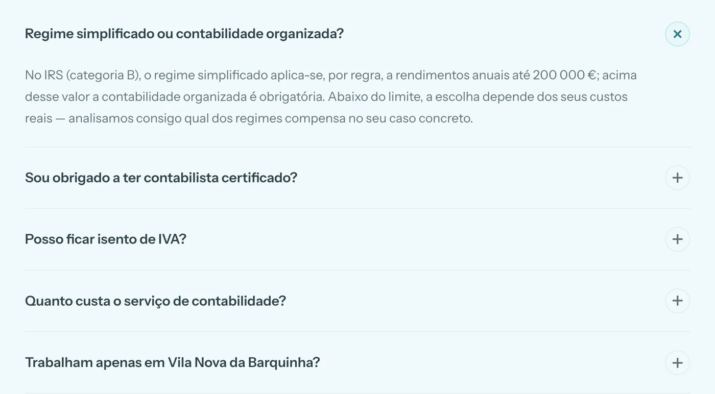 Lista de perguntas frequentes do site com a primeira aberta: «Regime simplificado ou contabilidade organizada?», seguida da resposta sobre o limite de 200 000 € no IRS, e mais quatro perguntas fechadas.