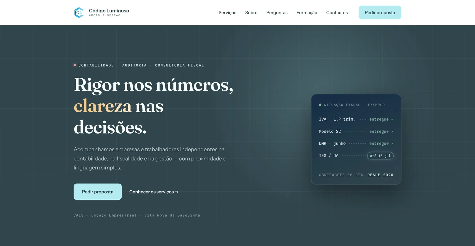 Página inicial do site da Código Luminoso: o título «Rigor nos números, clareza nas decisões» sobre fundo verde-escuro, ao lado de um cartão que mostra as obrigações fiscais já entregues.